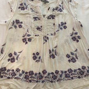 Floral shirt, cut as a button.